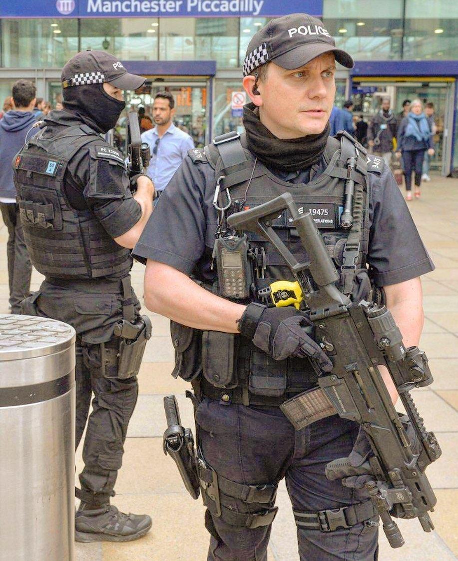 снаряжение полиции. полиция снаряжение полицейского. снаряжение полицейского сша. экипировка американской полиции. защитная экипировка полиции.